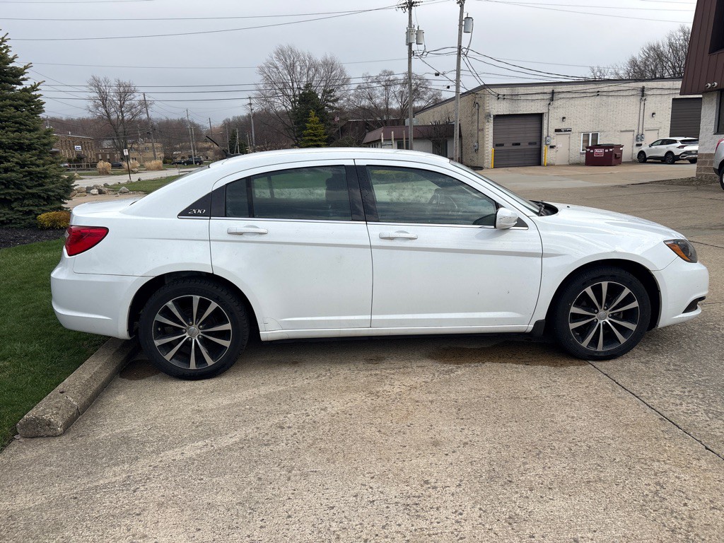 2013 Chrysler 200 Image 8