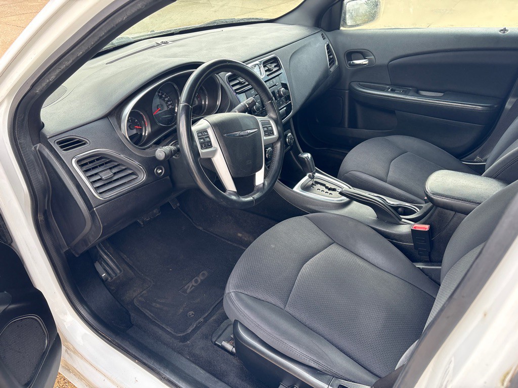2013 Chrysler 200 Image 9