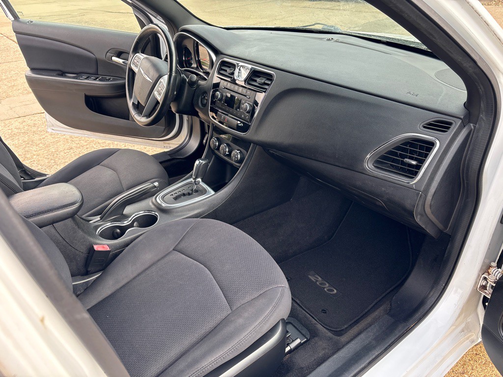 2013 Chrysler 200 Image 10