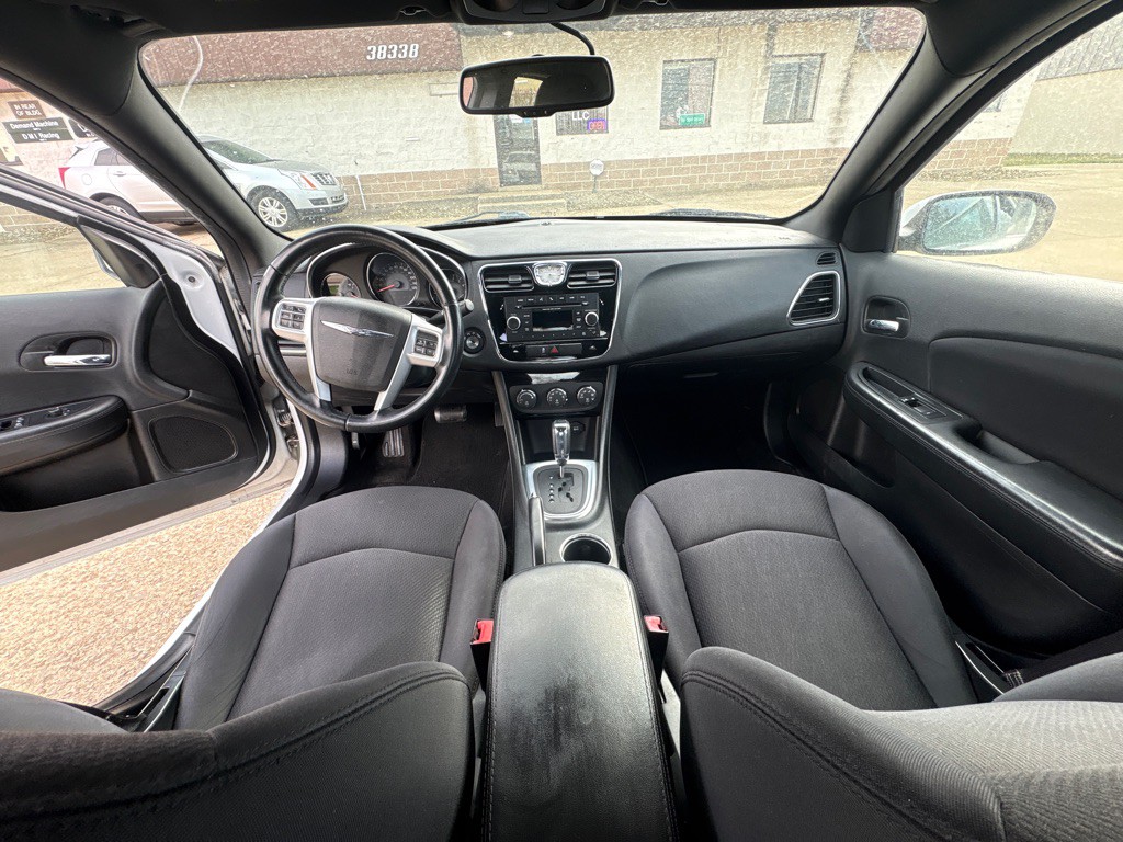2013 Chrysler 200 Image 13
