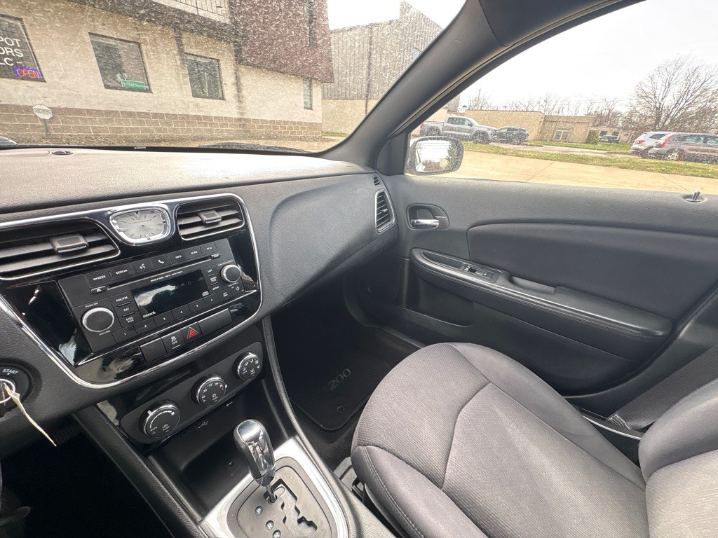 2013 Chrysler 200 Image 15