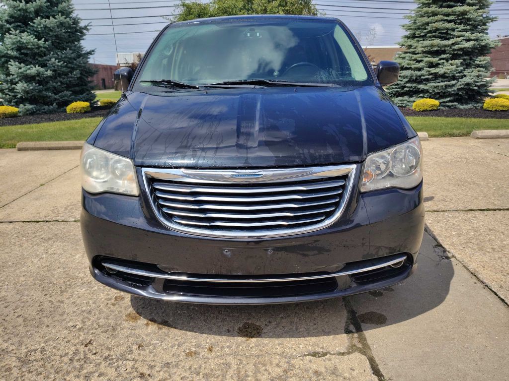 2015 Chrysler Town & Country Image 2