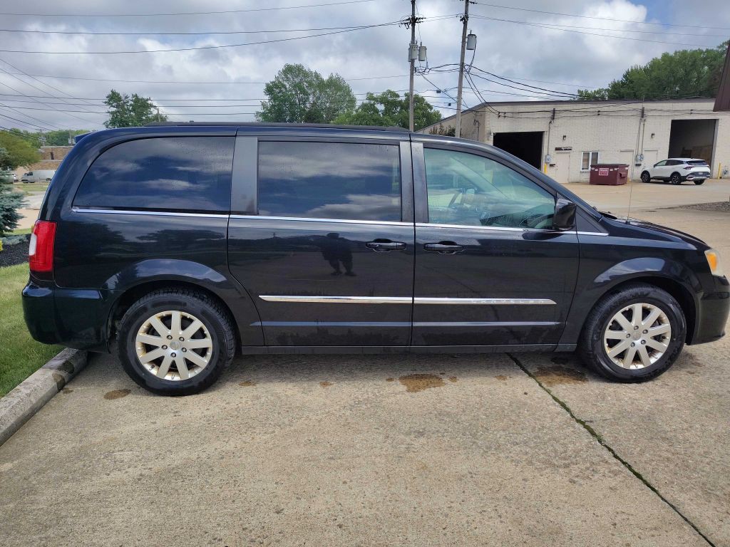 2015 Chrysler Town & Country Image 8