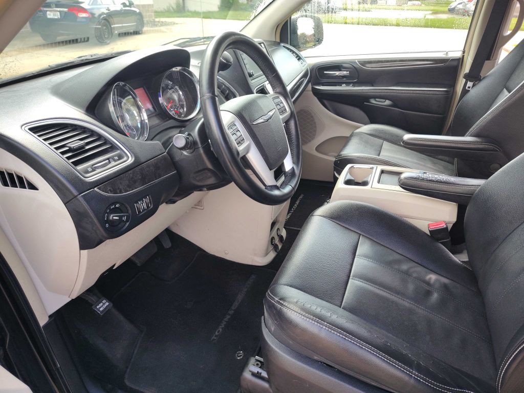 2015 Chrysler Town & Country Image 9