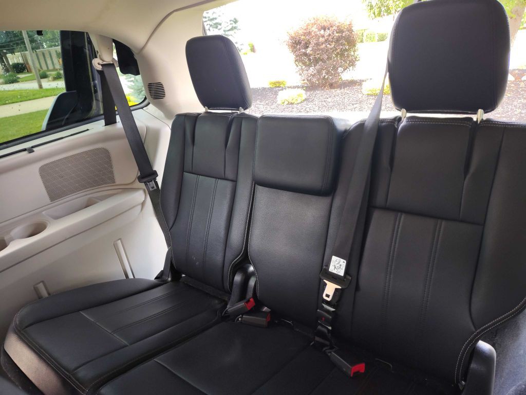 2015 Chrysler Town & Country Image 11