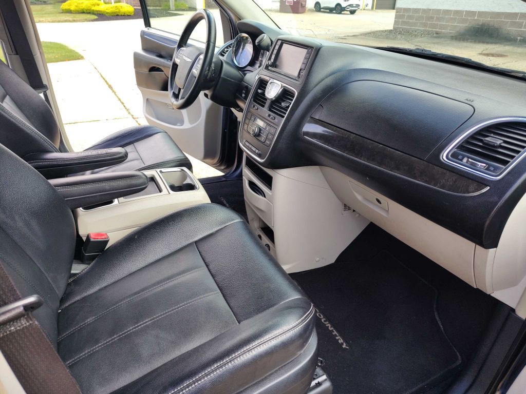 2015 Chrysler Town & Country Image 12