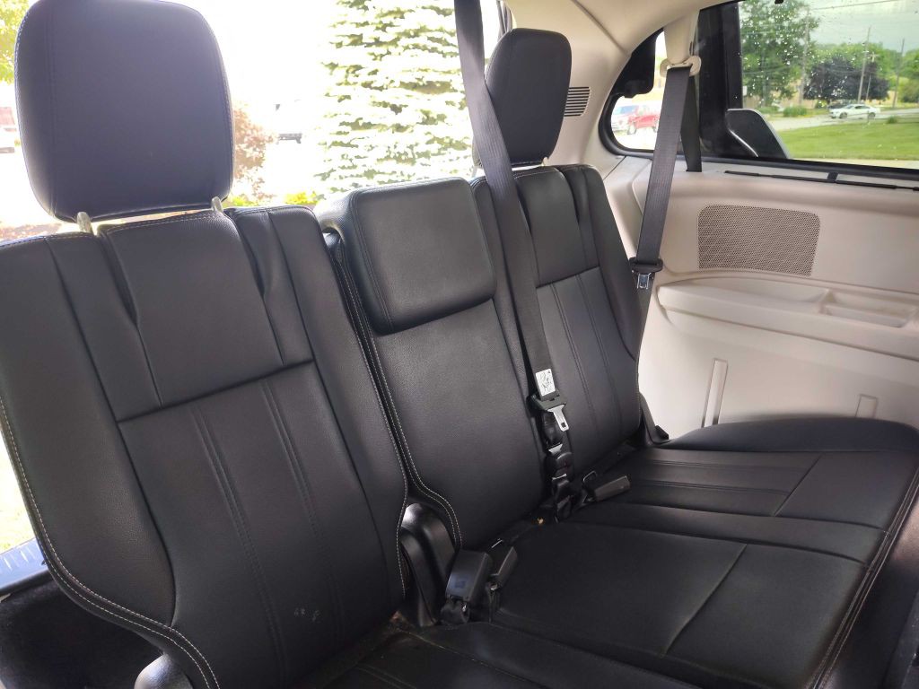 2015 Chrysler Town & Country Image 14