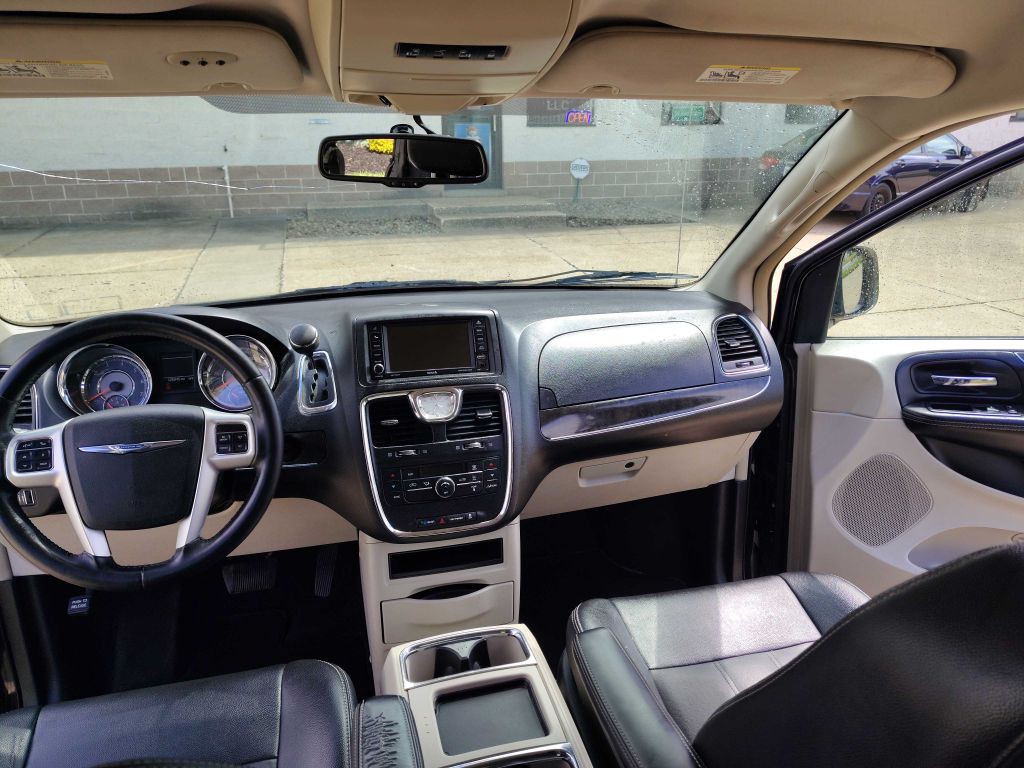 2015 Chrysler Town & Country Image 16