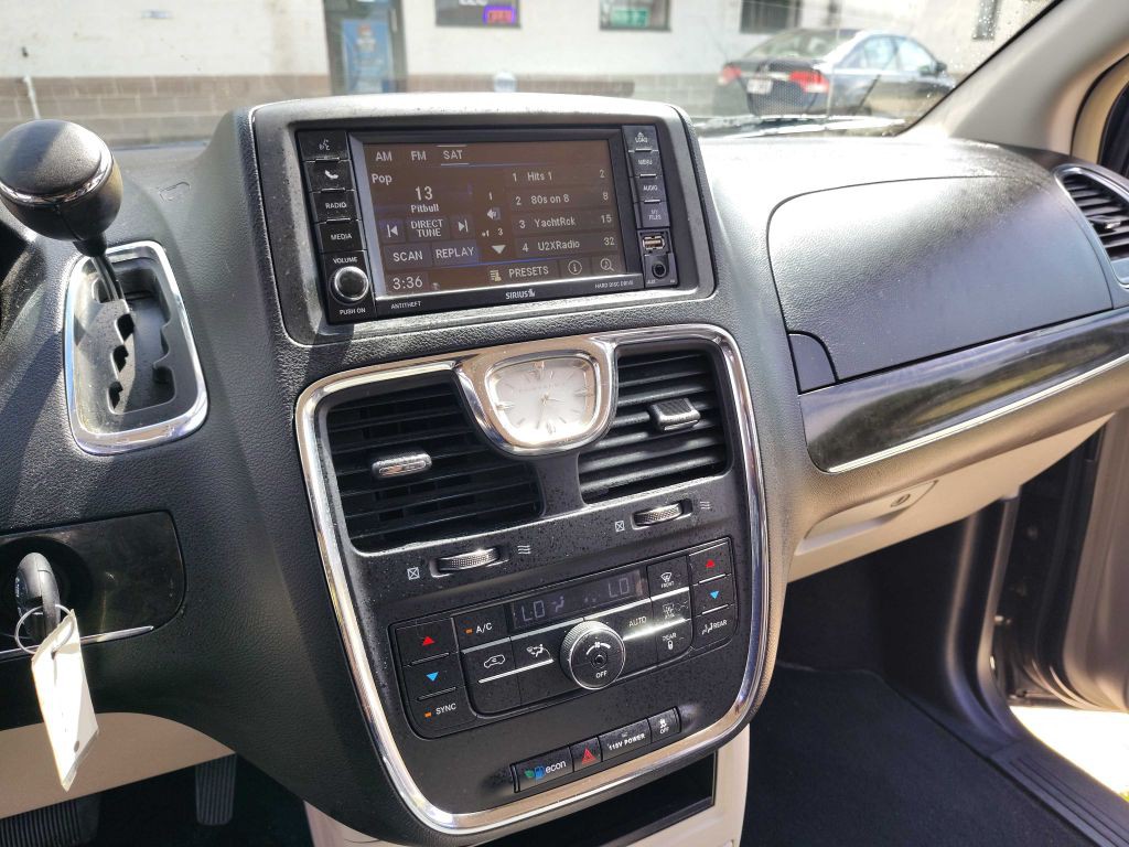 2015 Chrysler Town & Country Image 18