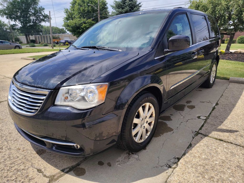 2015 Chrysler Town & Country Image 3