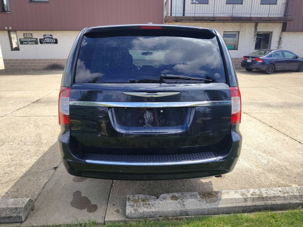 2015 Chrysler Town & Country Image 6