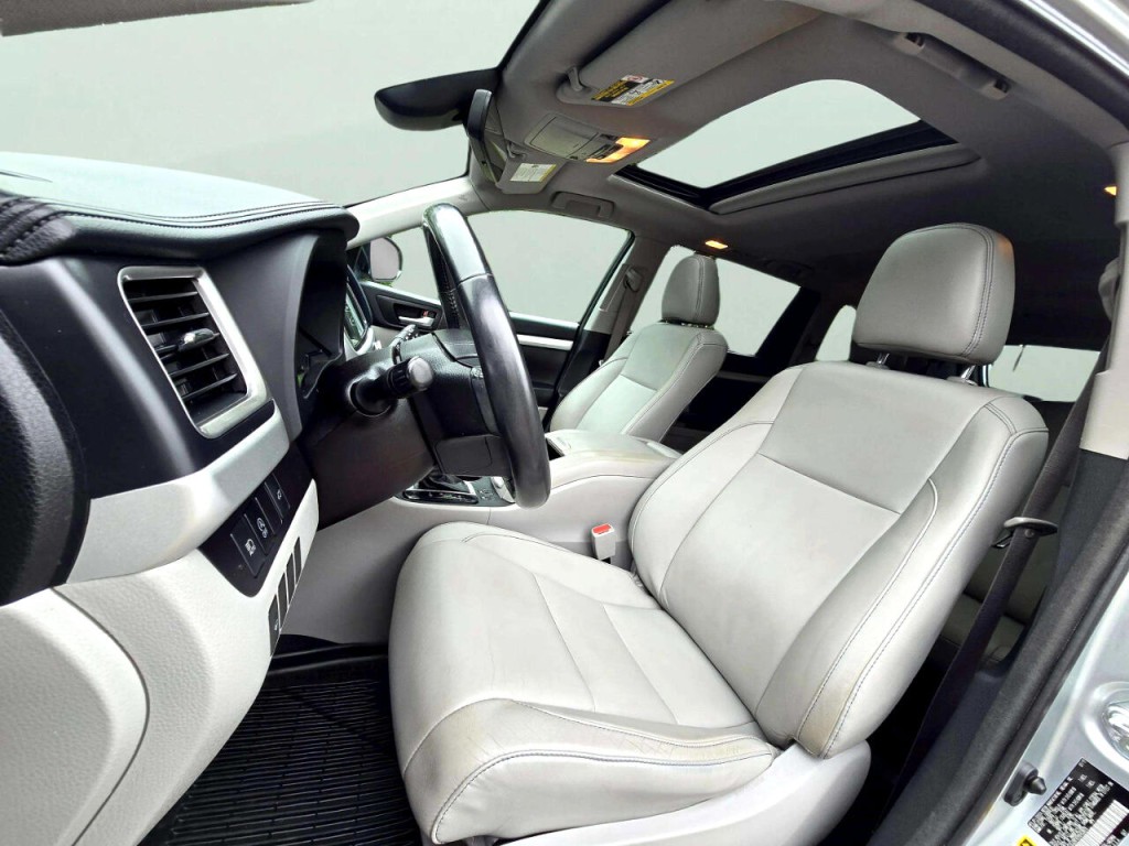 2017 Toyota Highlander Image 10