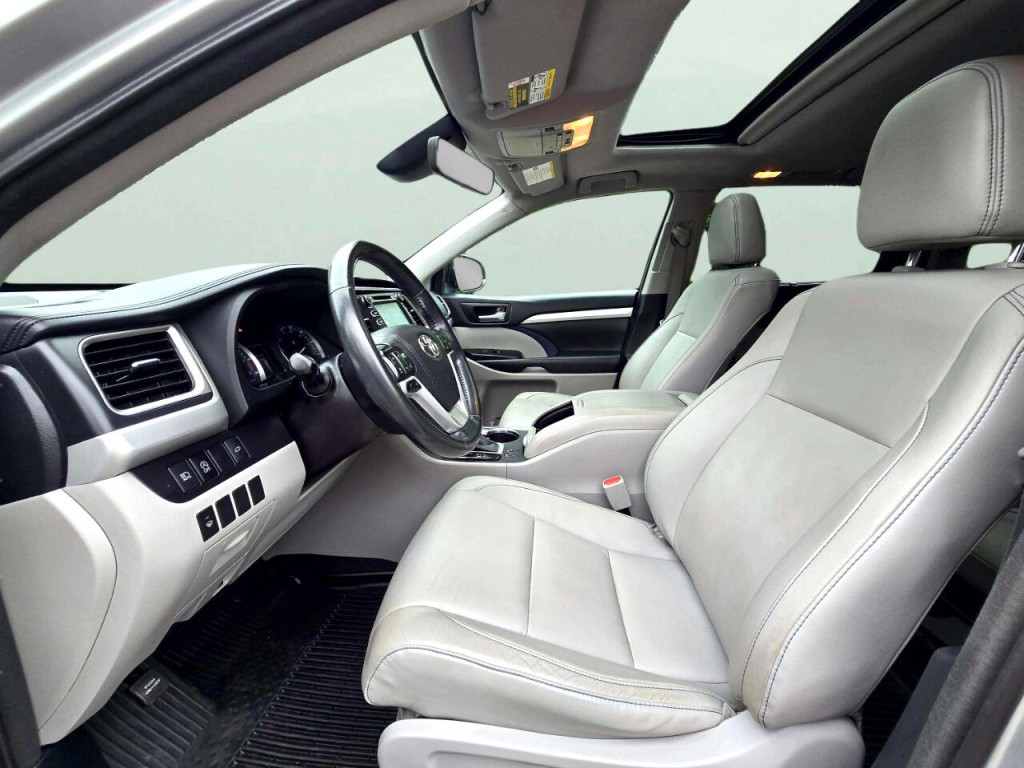 2017 Toyota Highlander Image 11