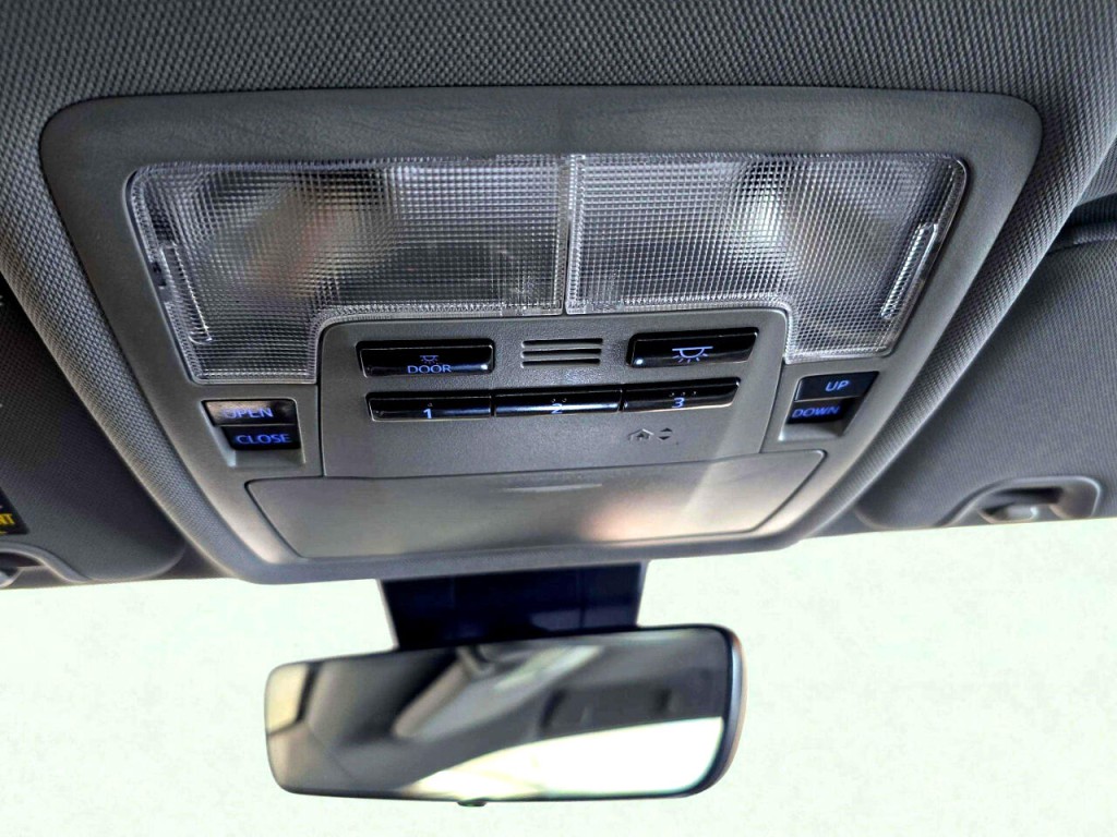 2017 Toyota Highlander Image 17