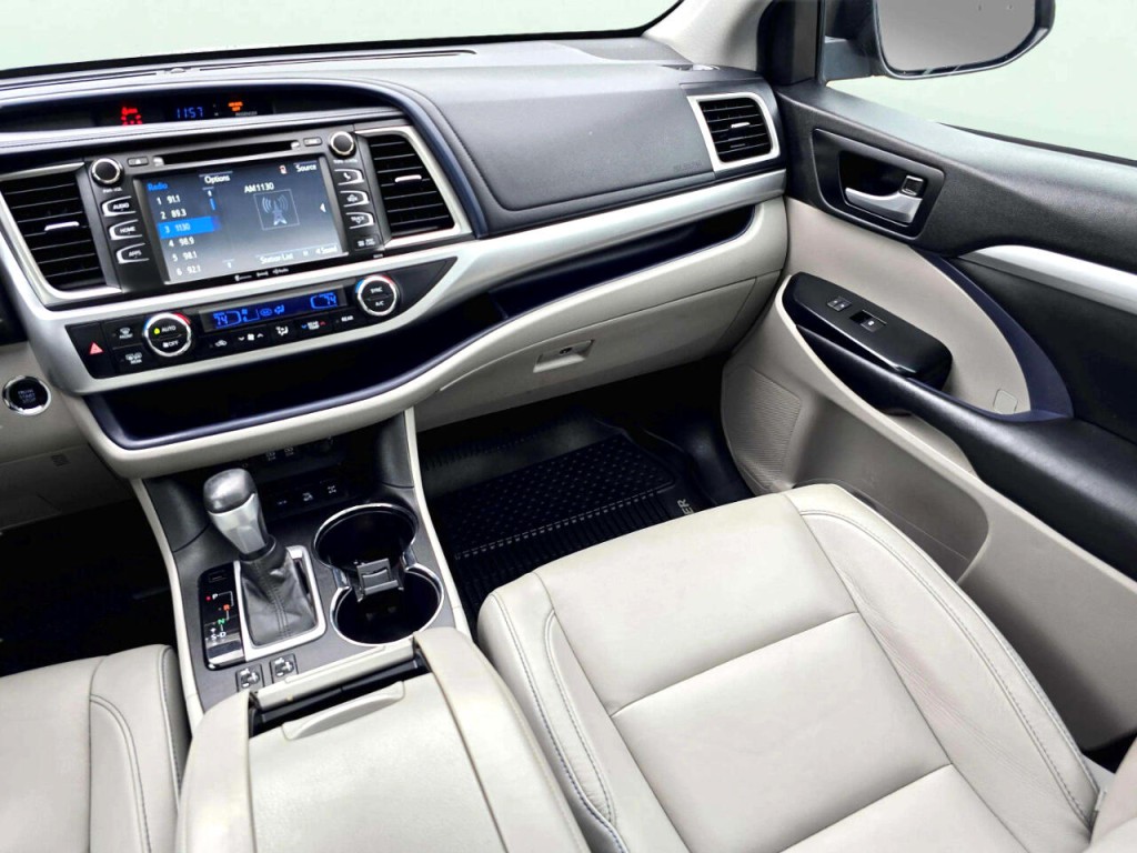 2017 Toyota Highlander Image 22