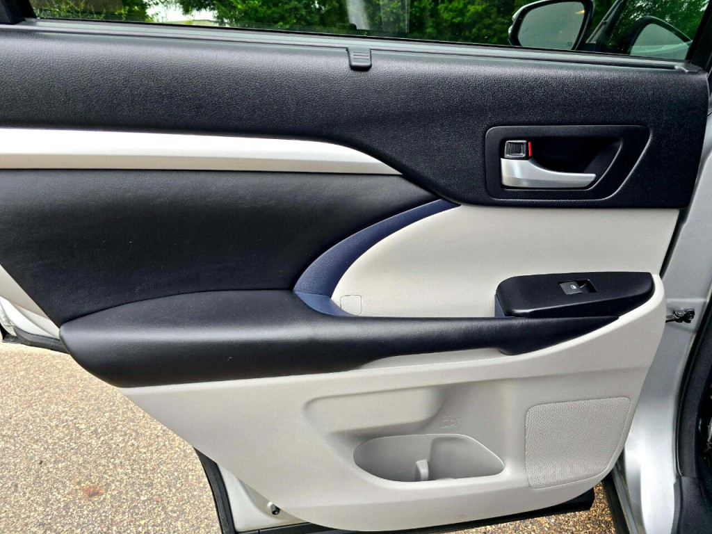 2017 Toyota Highlander Image 24