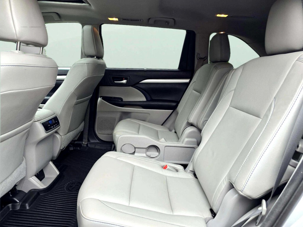 2017 Toyota Highlander Image 25