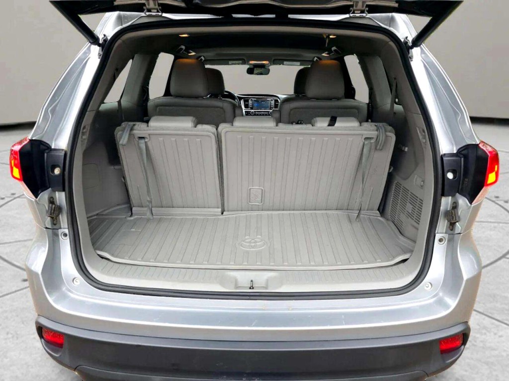 2017 Toyota Highlander Image 32