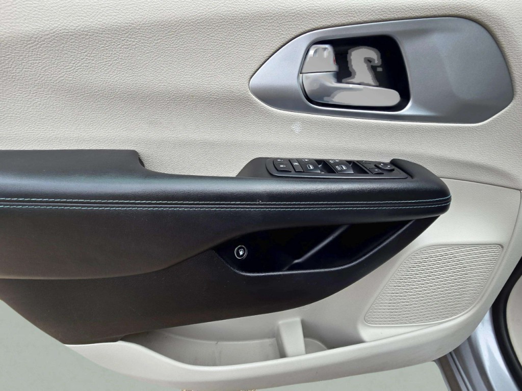 2018 Chrysler Pacifica Image 9