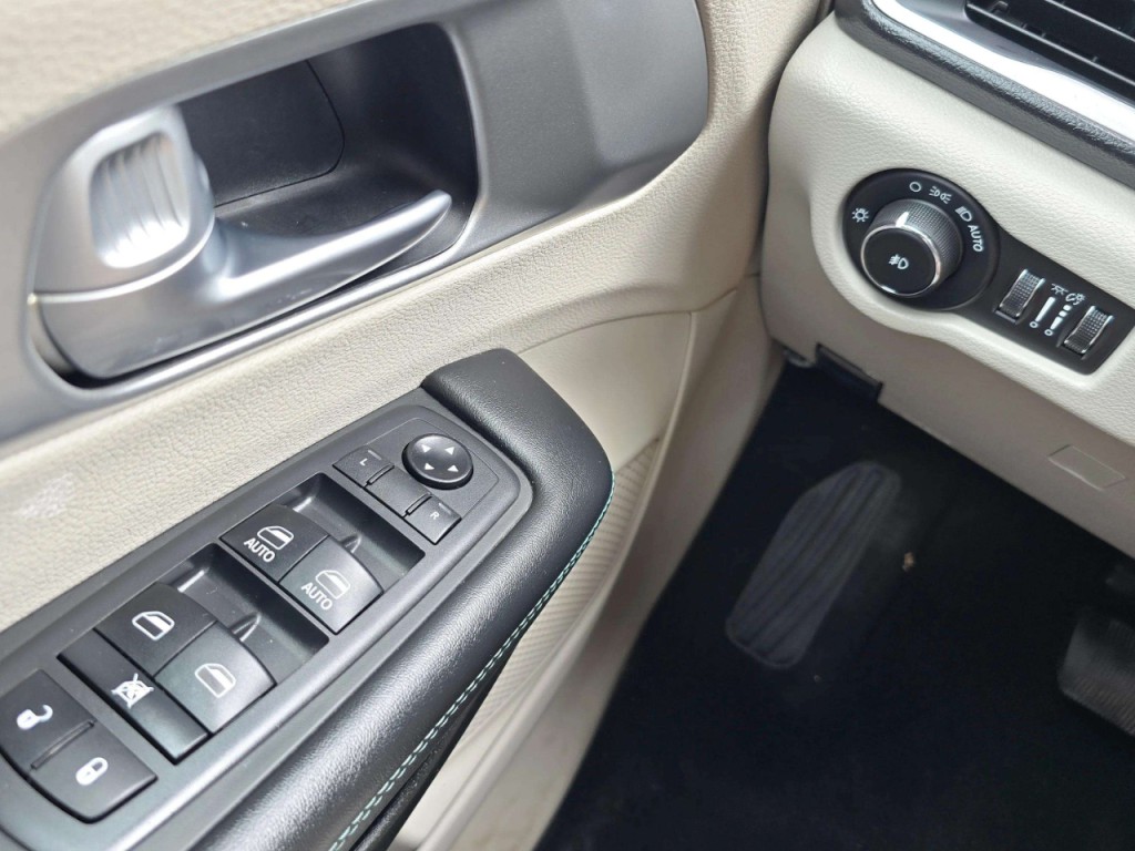 2018 Chrysler Pacifica Image 14