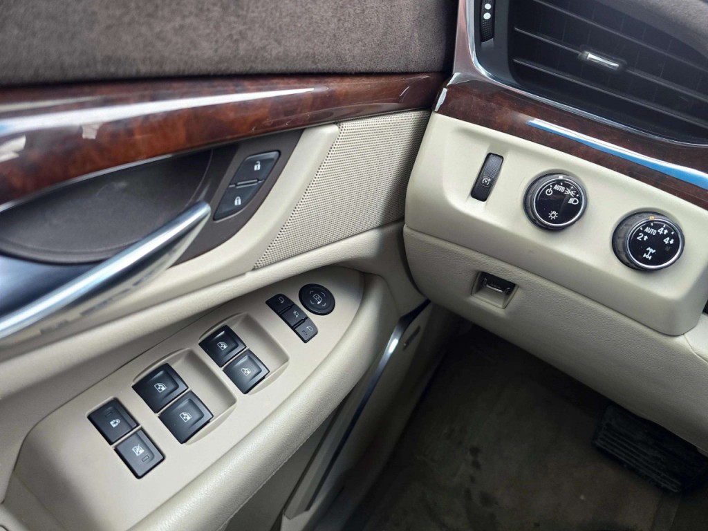 2016 Cadillac Escalade Image 9