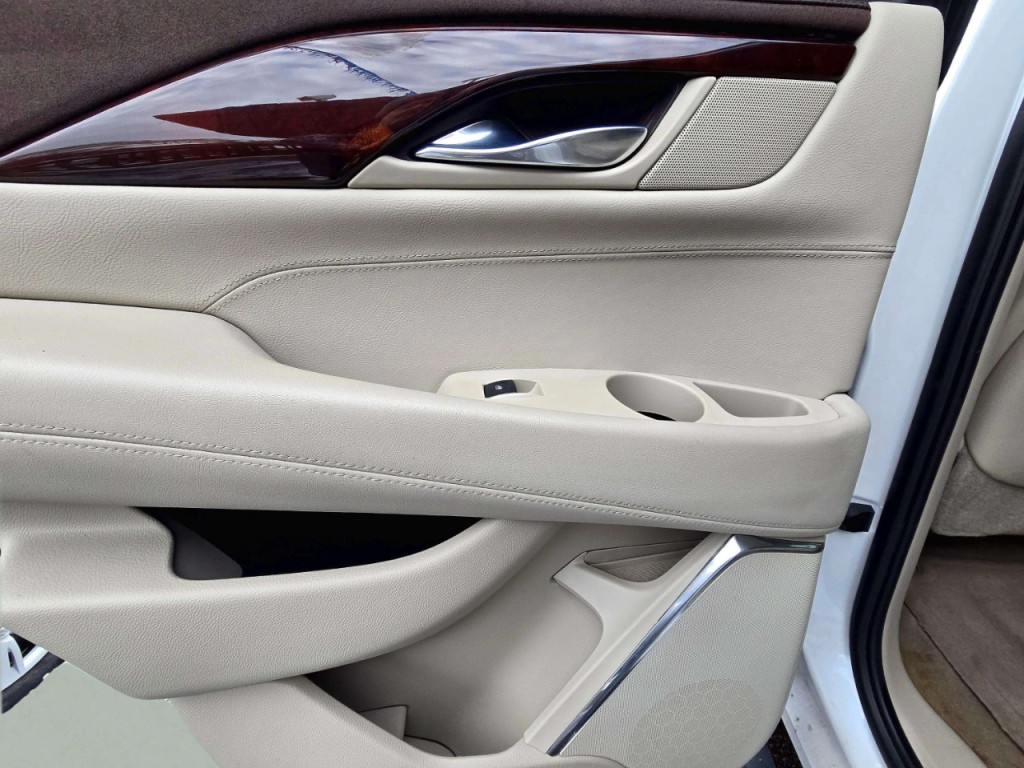 2016 Cadillac Escalade Image 17