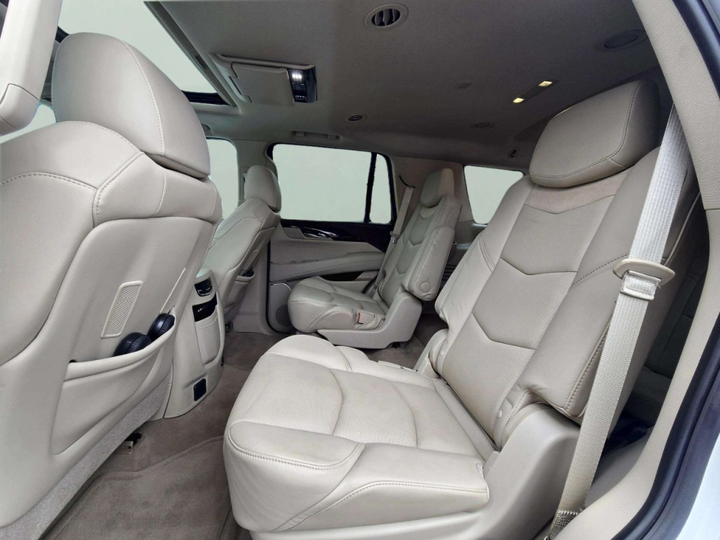 2016 Cadillac Escalade Image 18