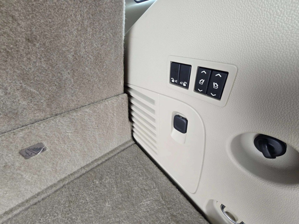 2016 Cadillac Escalade Image 23