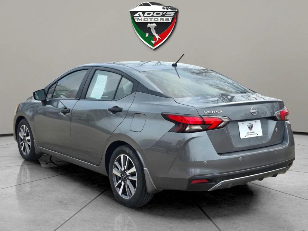 2023 Nissan Versa Image 3
