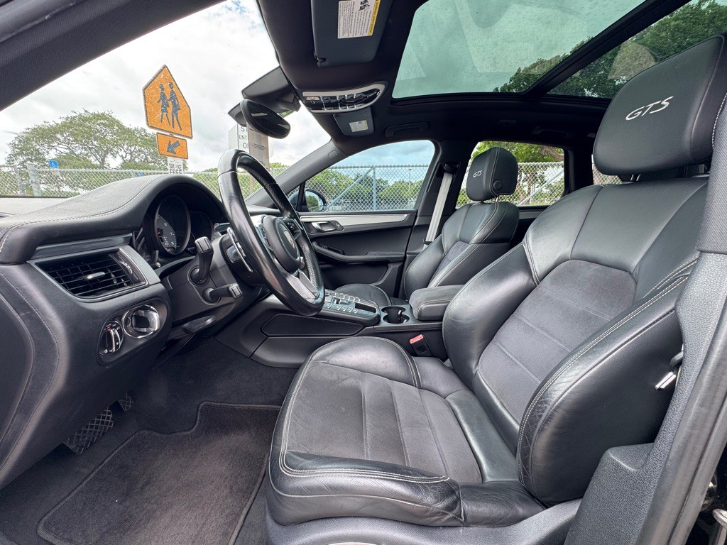 2017 Porsche Macan Image 10