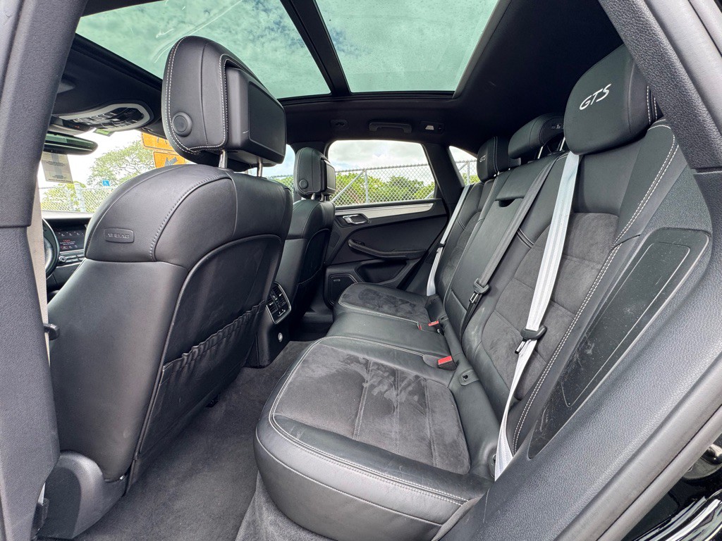 2017 Porsche Macan Image 11