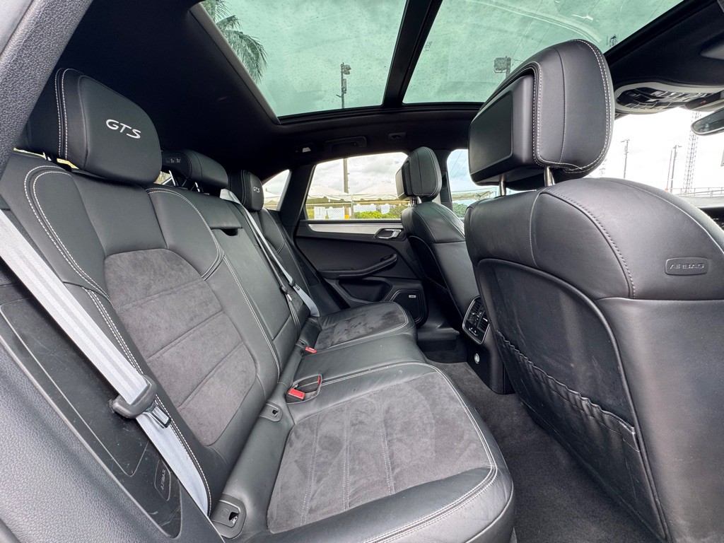 2017 Porsche Macan Image 12