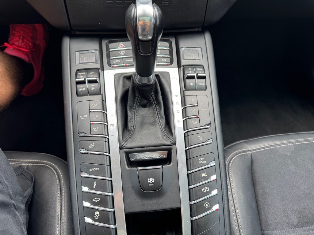 2017 Porsche Macan Image 18