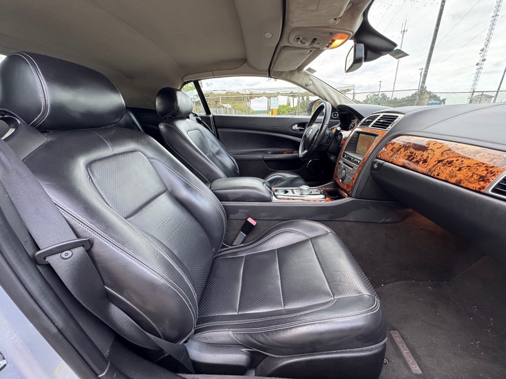 2011 Jaguar XK-Series Image 13
