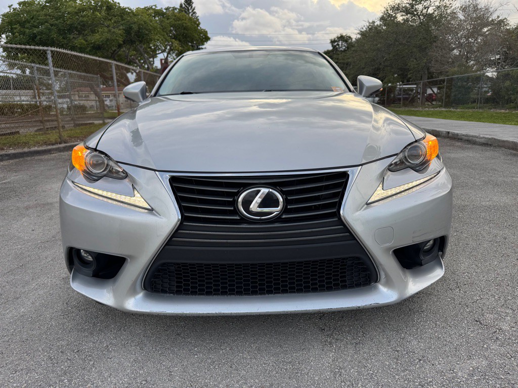 2016 Lexus IS 200t Image 2