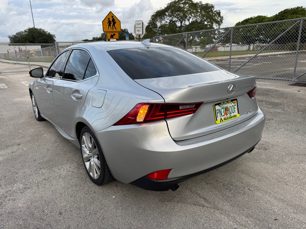 2016 Lexus IS 200t Image 7