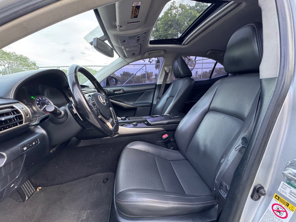 2016 Lexus IS 200t Image 9