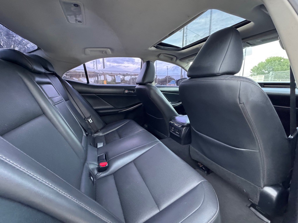 2016 Lexus IS 200t Image 11