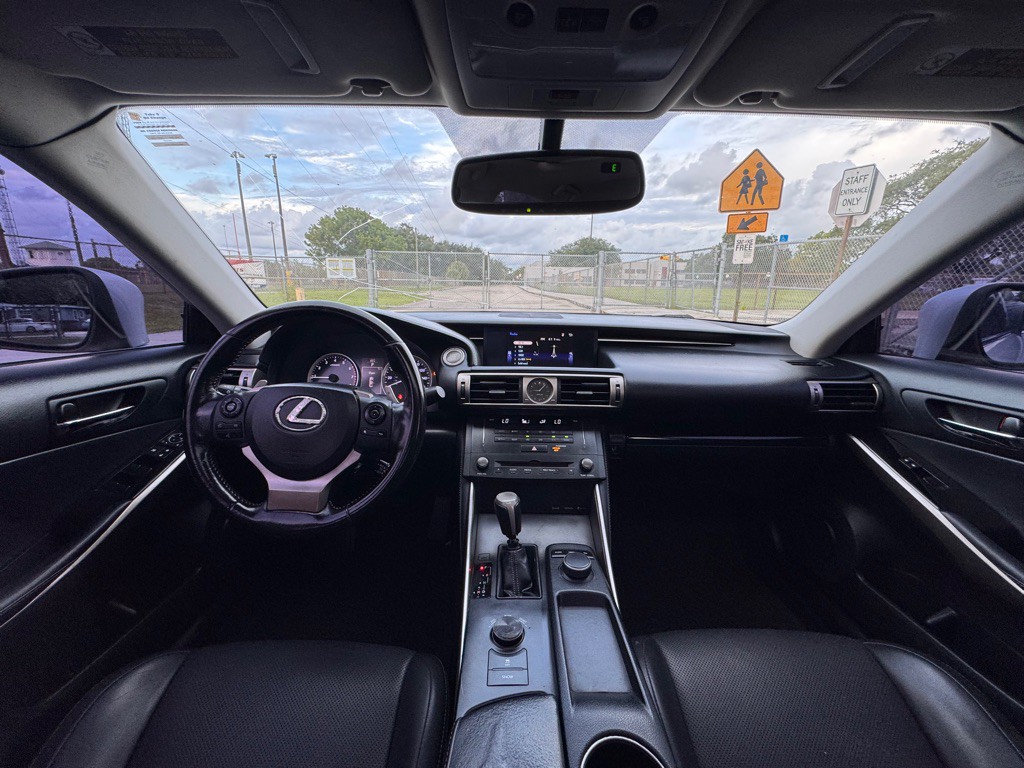 2016 Lexus IS 200t Image 13
