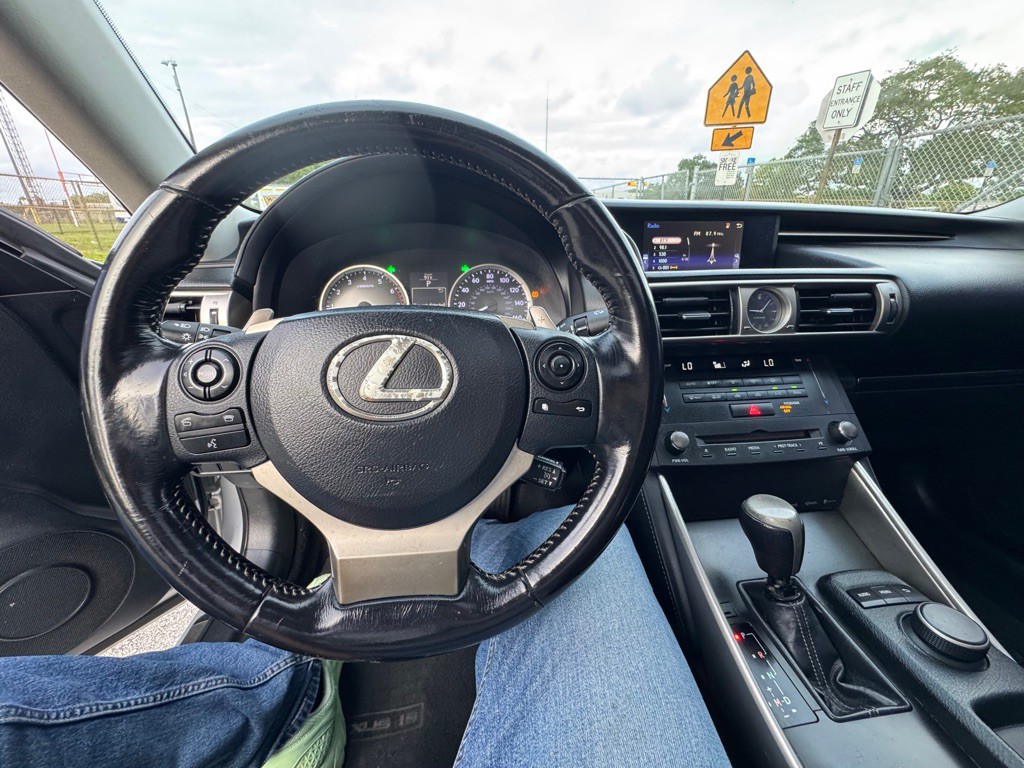 2016 Lexus IS 200t Image 14