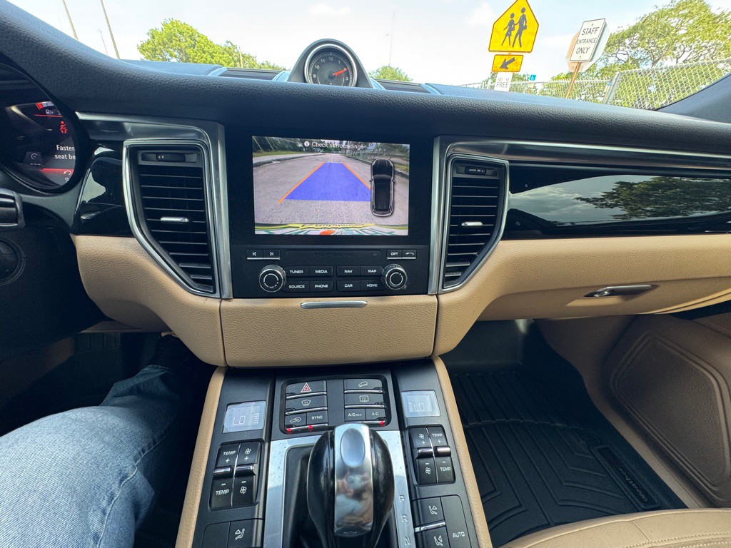 2018 Porsche Macan Image 15