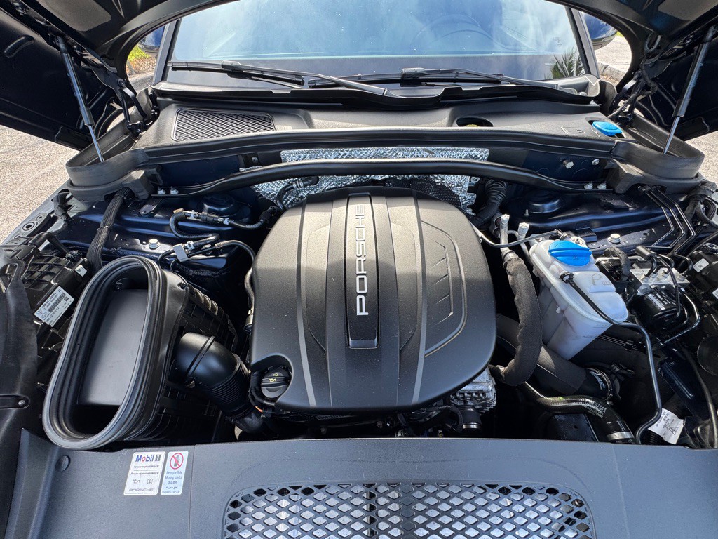 2018 Porsche Macan Image 16