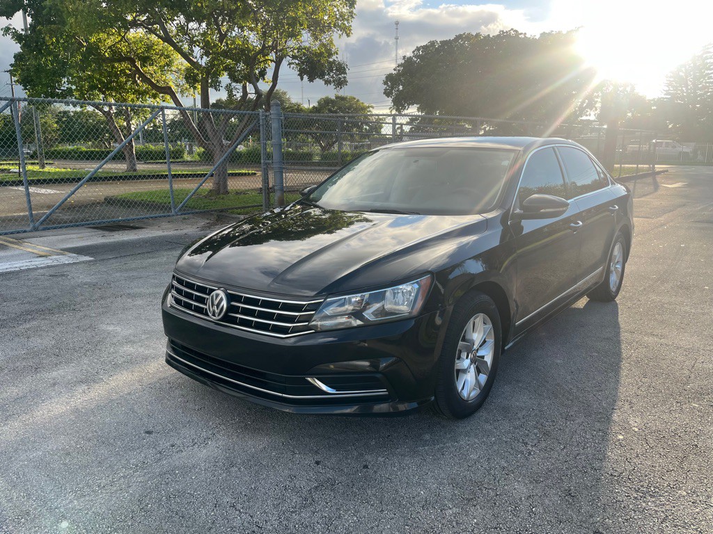 2017 Volkswagen Passat Image 1