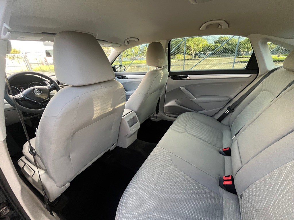 2017 Volkswagen Passat Image 5