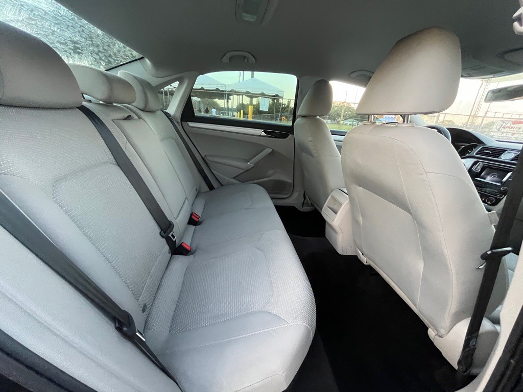 2017 Volkswagen Passat Image 6