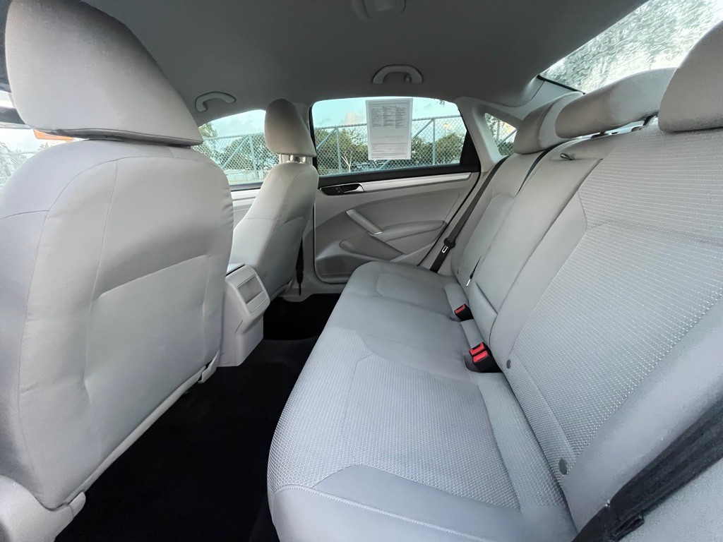 2017 Volkswagen Passat Image 7