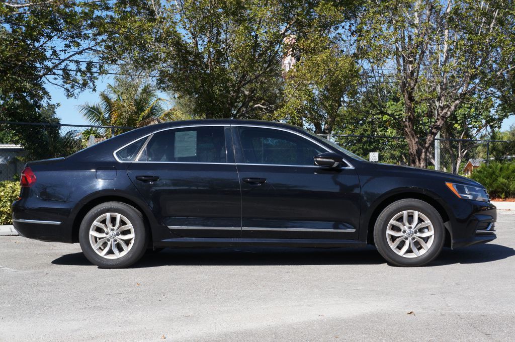 2017 Volkswagen Passat Image 16