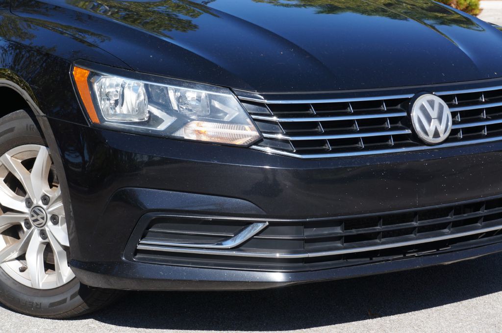 2017 Volkswagen Passat Image 17