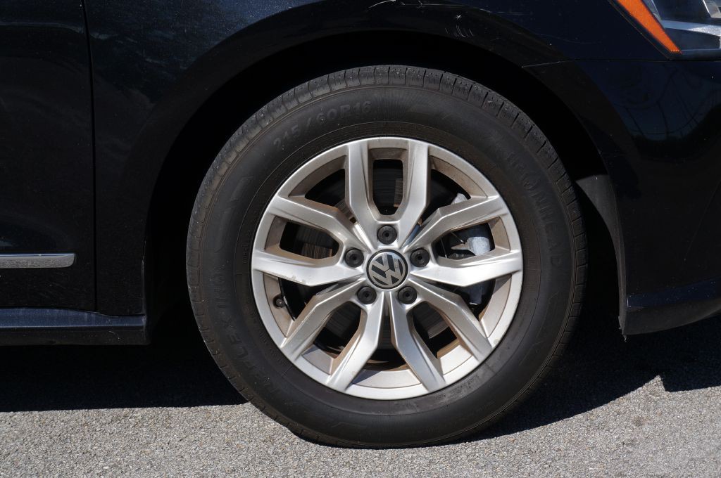 2017 Volkswagen Passat Image 20