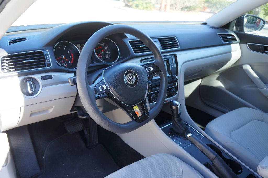 2017 Volkswagen Passat Image 24